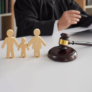 Understanding Joint vs. Sole Custody in Maryland: Family figures with gavel and judge in background